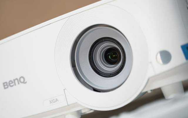 办公娱乐,一机搞定,明基 E520 智能商住投影机评测