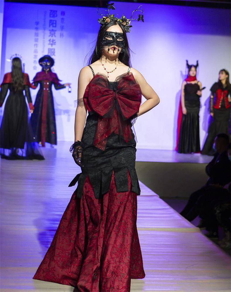 永州服装学校老师听优秀毕业学子谈岗位转型