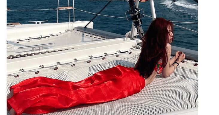 糗大了,宋妍霏三亚度假晒到脱妆,颜值变化有点大,张一山认不出_样子