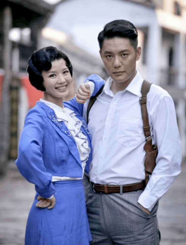 演员程愫:离婚5年,前夫娶小6岁娇妻双双改名,她逆袭当上院长_傅程鹏