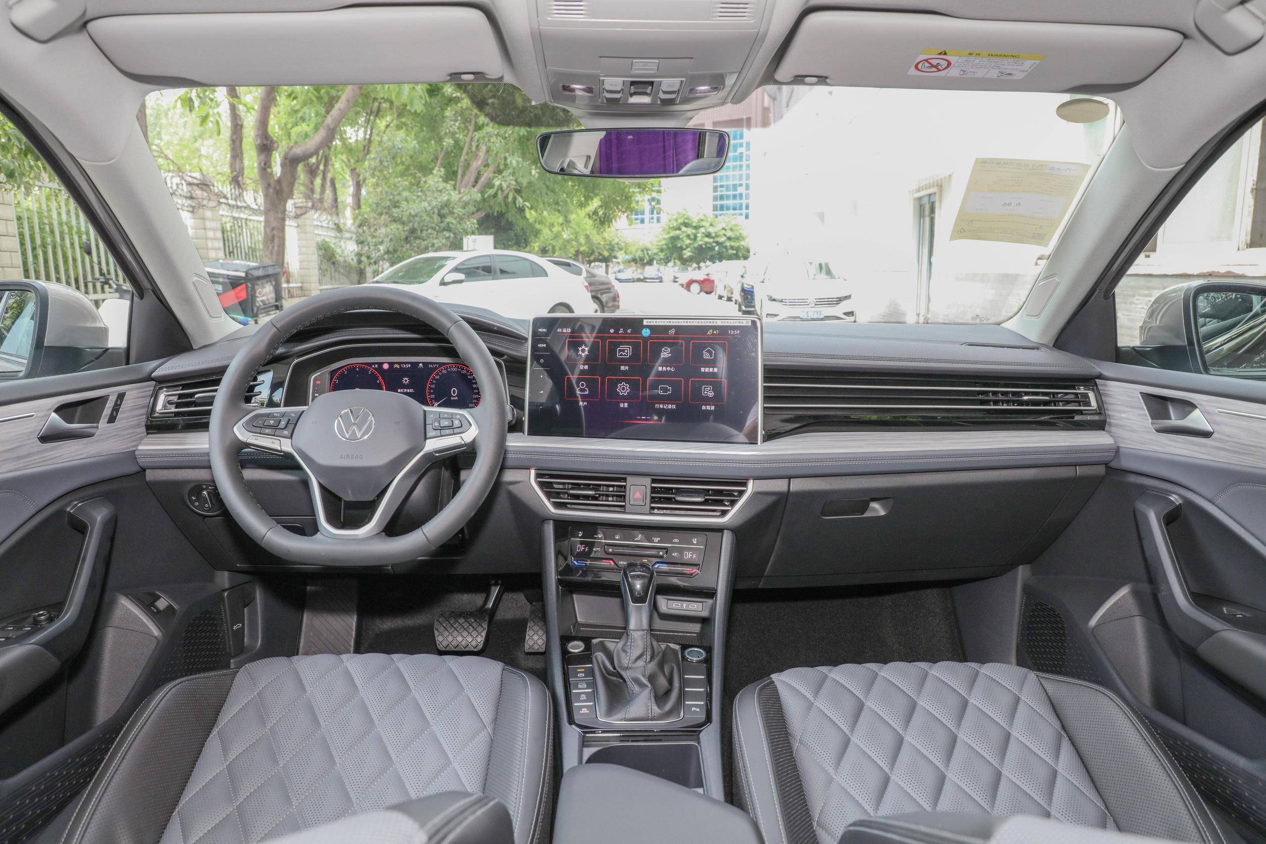 而12英寸悬浮式中控屏则没有缺席,支持carplay,carlife手机互联功能