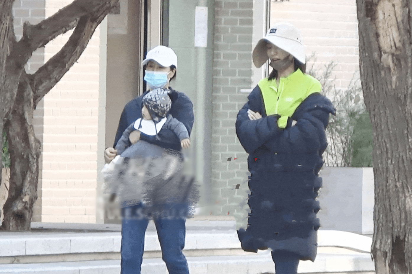李亞鵬嬌妻出門遛娃,半歲女兒五官秀氣 4 0cefe2e6adfb4917b1c09cb7c71e216e
