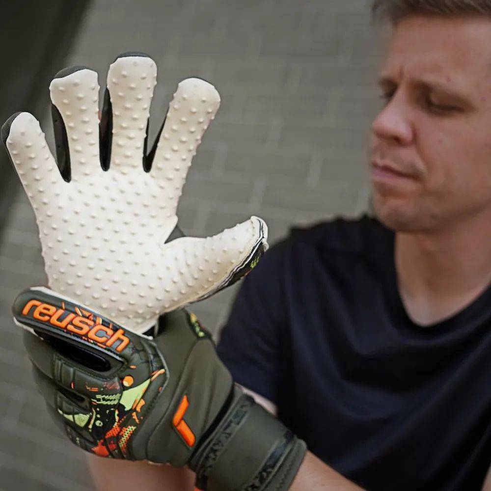 reusch发布"desert bloom"门将手套套装_attrakt_contact_世界杯