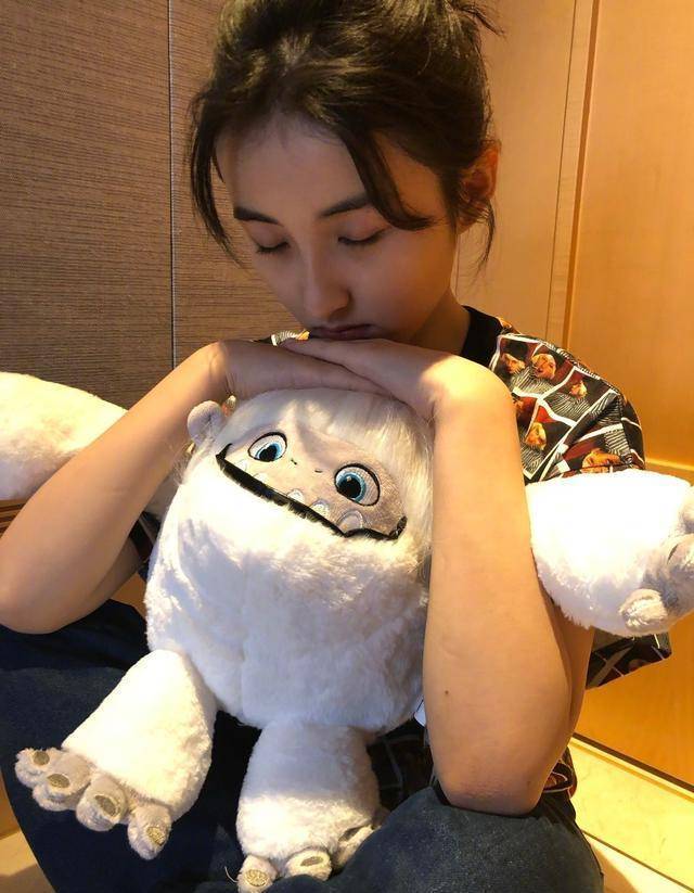 难怪说张子枫鼻子是全脸之光,当照片被放大十倍,这侧颜谁不羡慕_生活