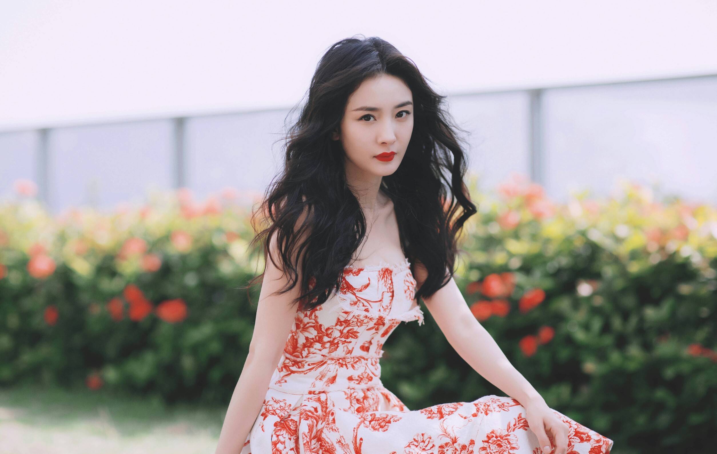 杨幂的颜值确实很美,很多人都喜欢她,而且都整容变成她的样_名人_女孩