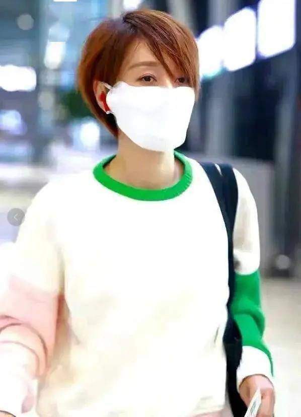 今年火了一种穿法,叫"局部撞色",学马伊琍这样打扮,时髦洋气_色彩