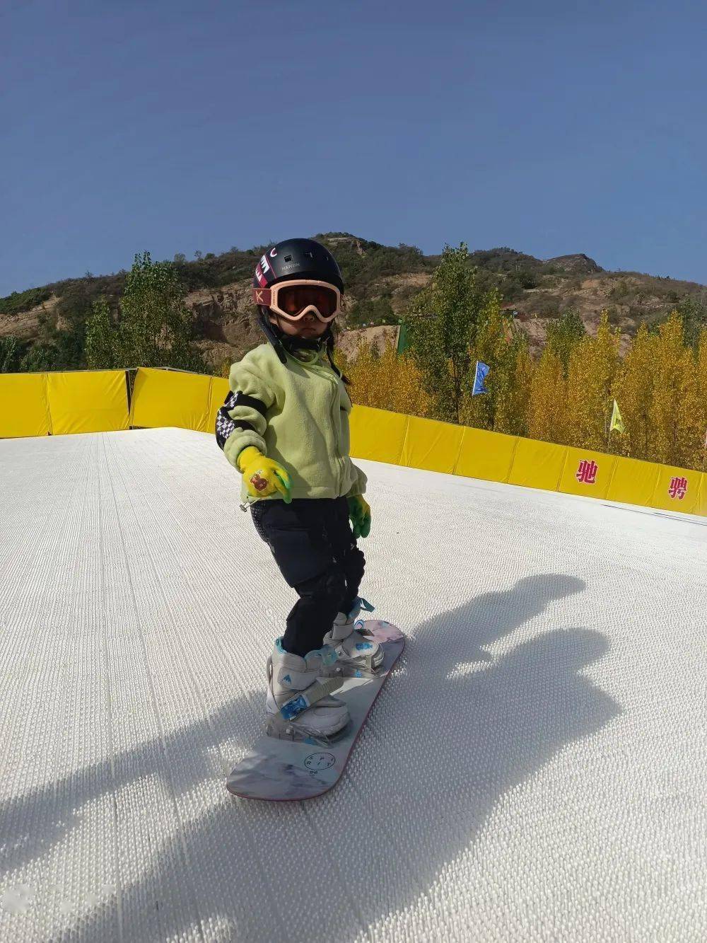 四季滑雪场采用世界最新一代旱雪材料——滑雪块毯铺设而成.