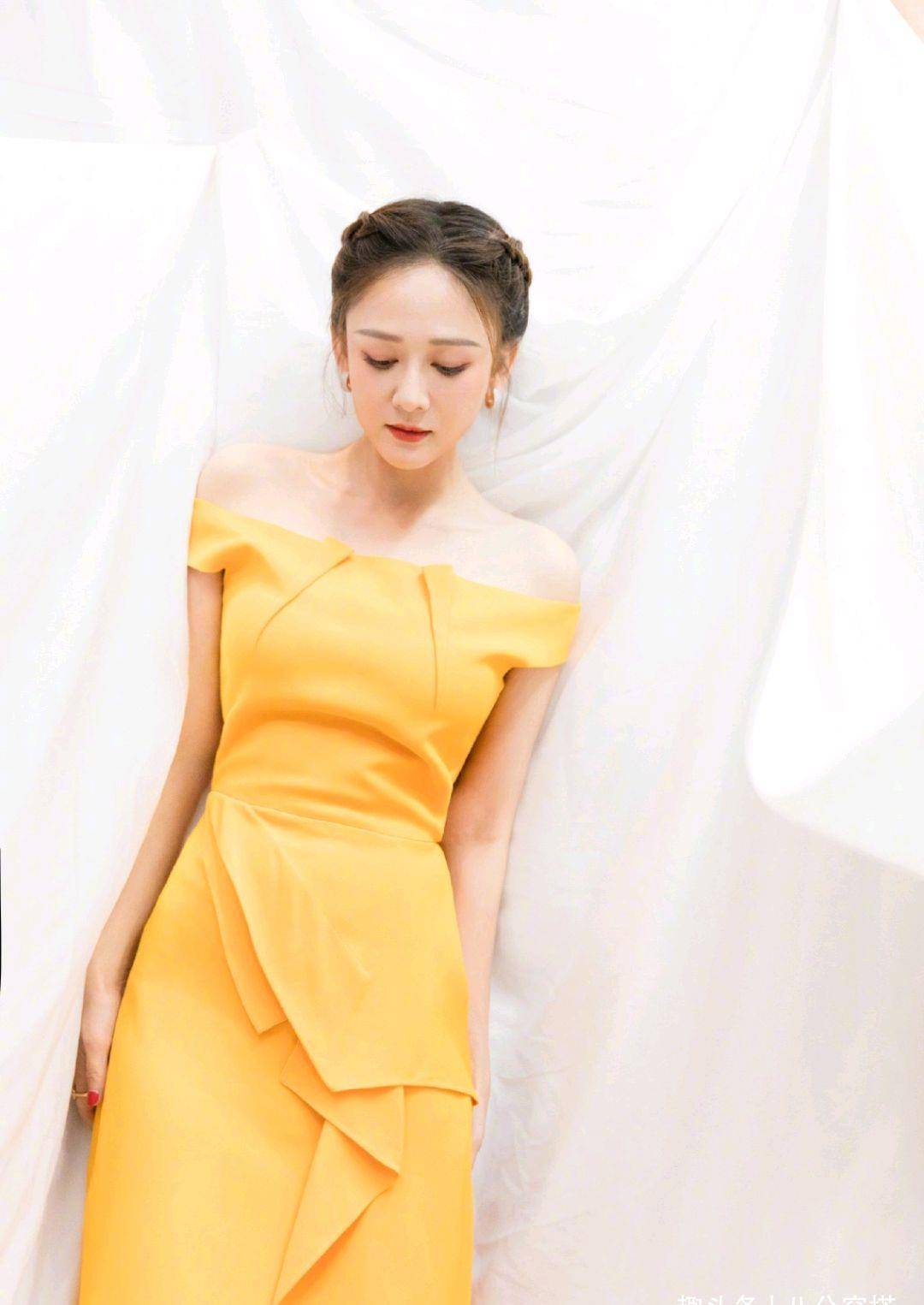 陈乔恩不愧是"偶像剧女王",一袭黄色连衣裙优雅高贵,精致利落_设计