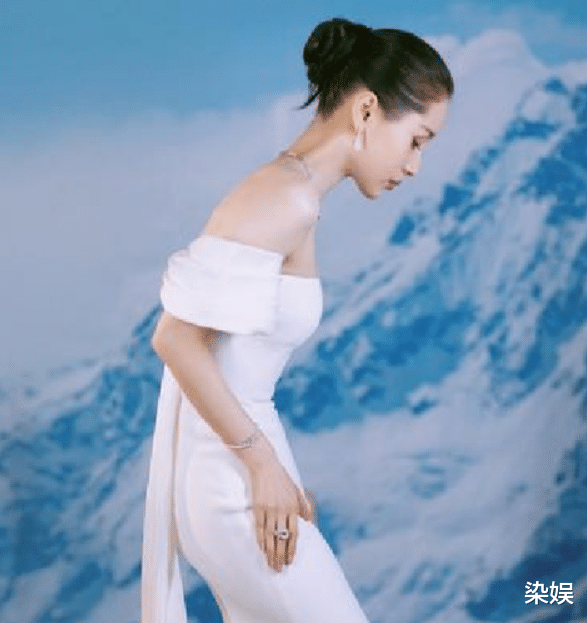 王子文侧身拍照引热议,看清她正面的状态,这一次真不能怪她_身材_气质