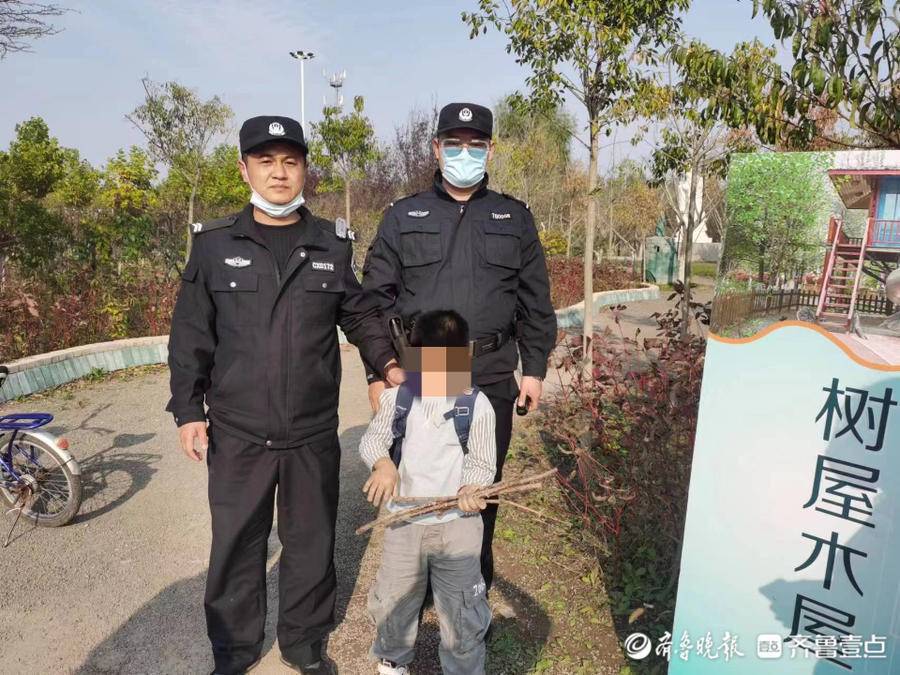 八岁男孩游玩走失吓得躲进草丛，城阳民警半小时后找回孩子报警家长 8564