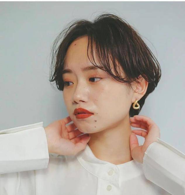 女人上了年纪不适合留长发,今年流行的"挂耳烫发",洋气又减龄
