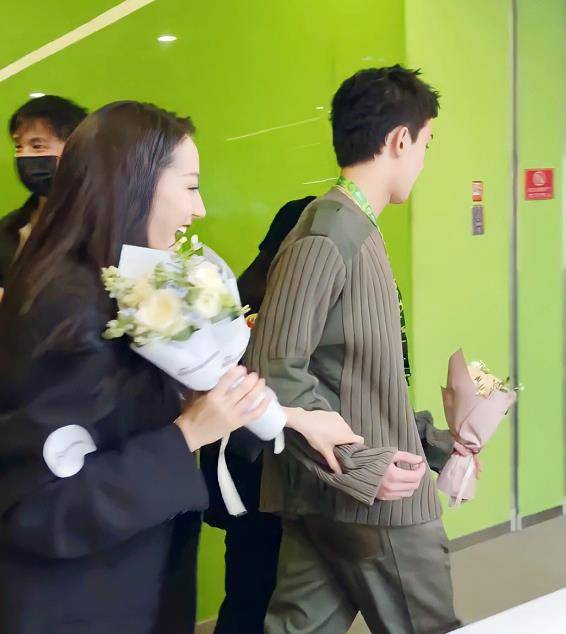 尤其是吴磊,在众多人围堵上来的时候,还不忘保护迪丽热巴,一直都用手