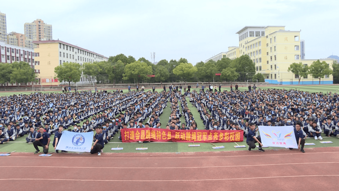 邀请了上海市跳绳协会的世界跳绳冠军走进实验中学,希望小学,第二中学