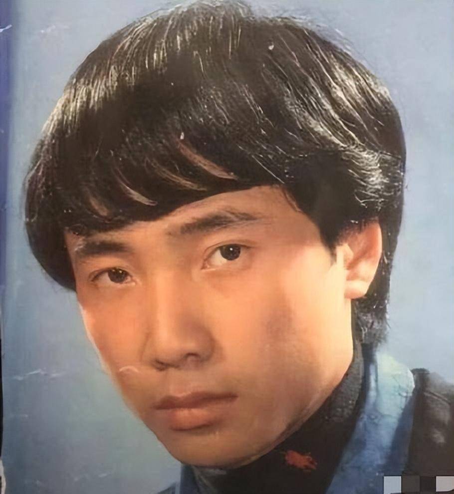 其实他曾经也拥有一头茂密的头发,年轻时候的徐峥颜值比起现在的小