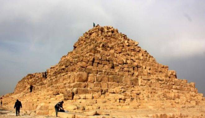 为什么不能乱爬金字塔，外国游客作死不听劝，爬上去瞬间后悔