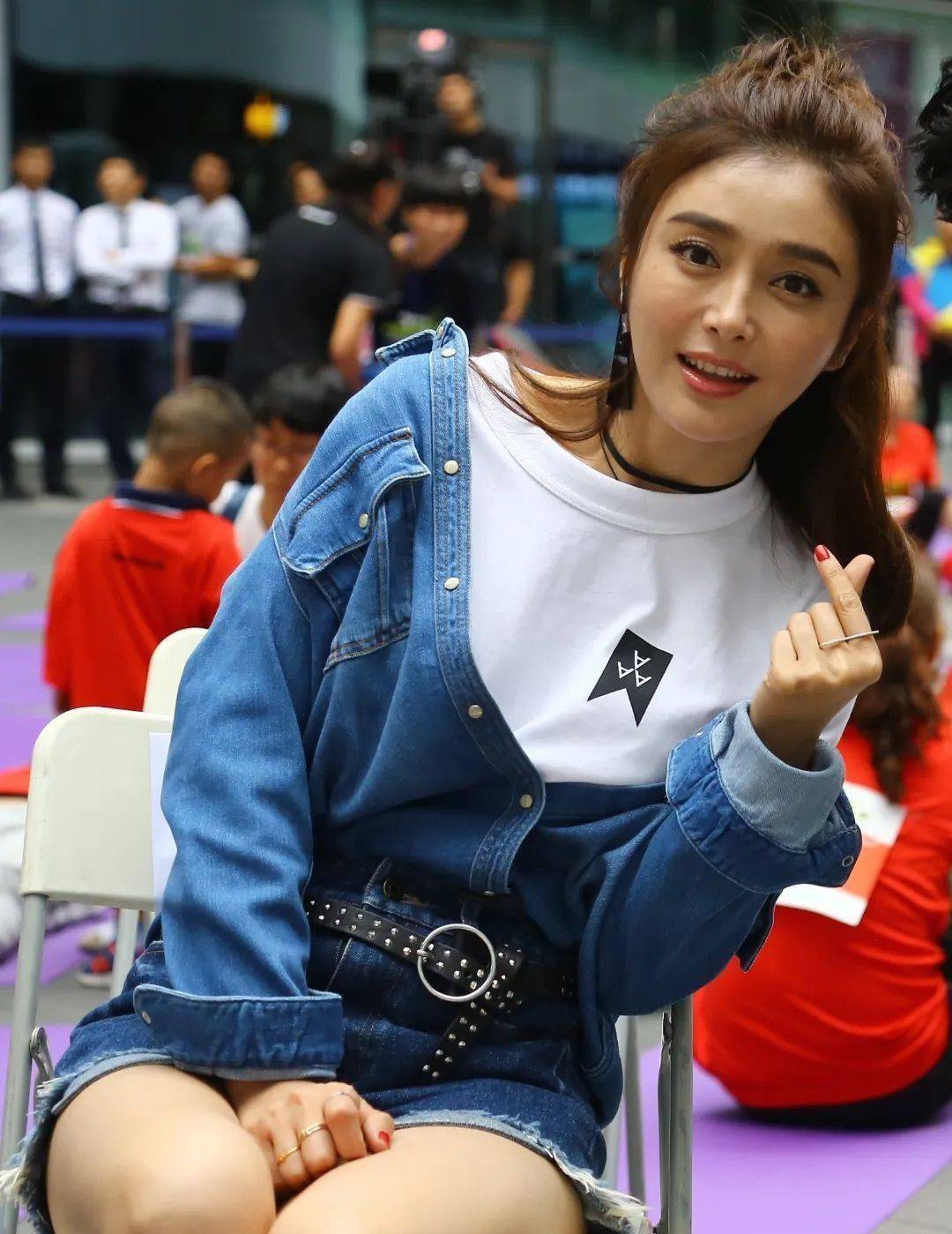 关了美颜秦岚的脸特真实,出油发黄小疙瘩,但皮肤紧致不像42岁!