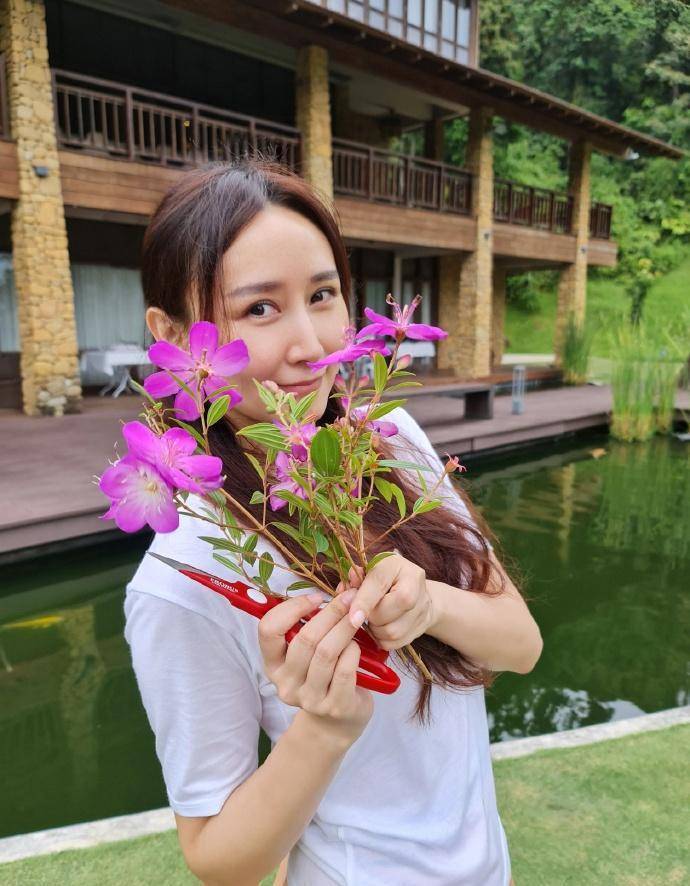 42岁胡静晒拿汀生活,自家院子吃烧烤,老公视角下纯净美如少女_状态