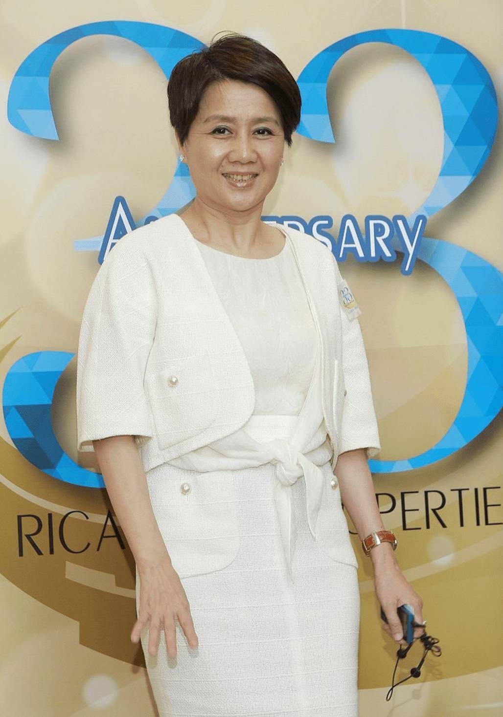 梁安琪没了美颜状态也是真实的不少呢,虽然气质依旧,一席白色礼服也的