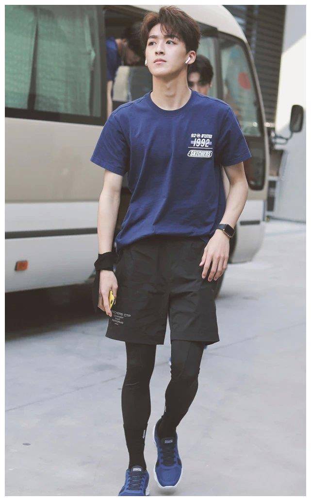 不信这是男生的腿,何洛洛穿四分裤一点腿毛都没有,好酸呀_穿着_男人