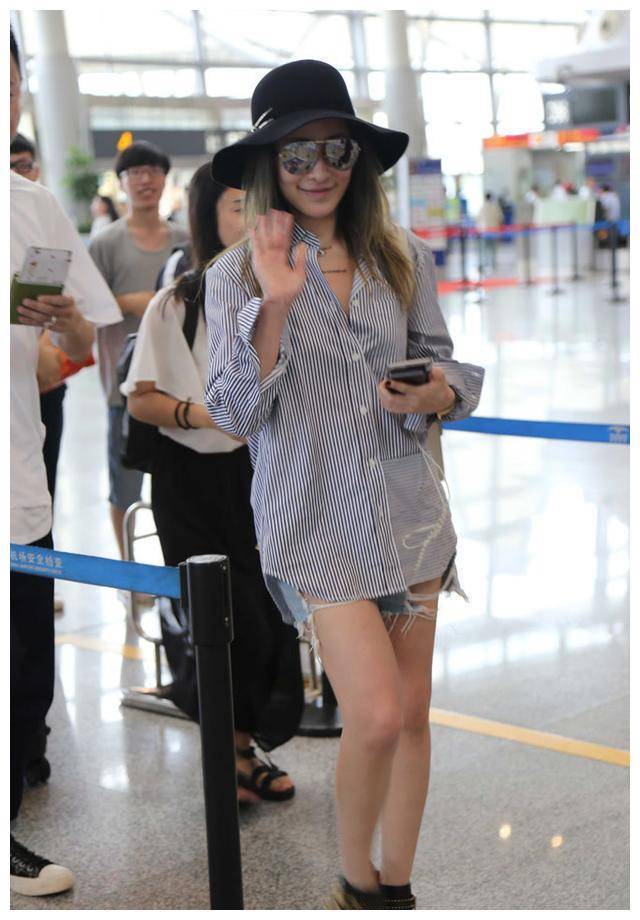 40岁生日萧亚轩公开恋情,台上镂空露肉超性感,台下衬衫太减龄了