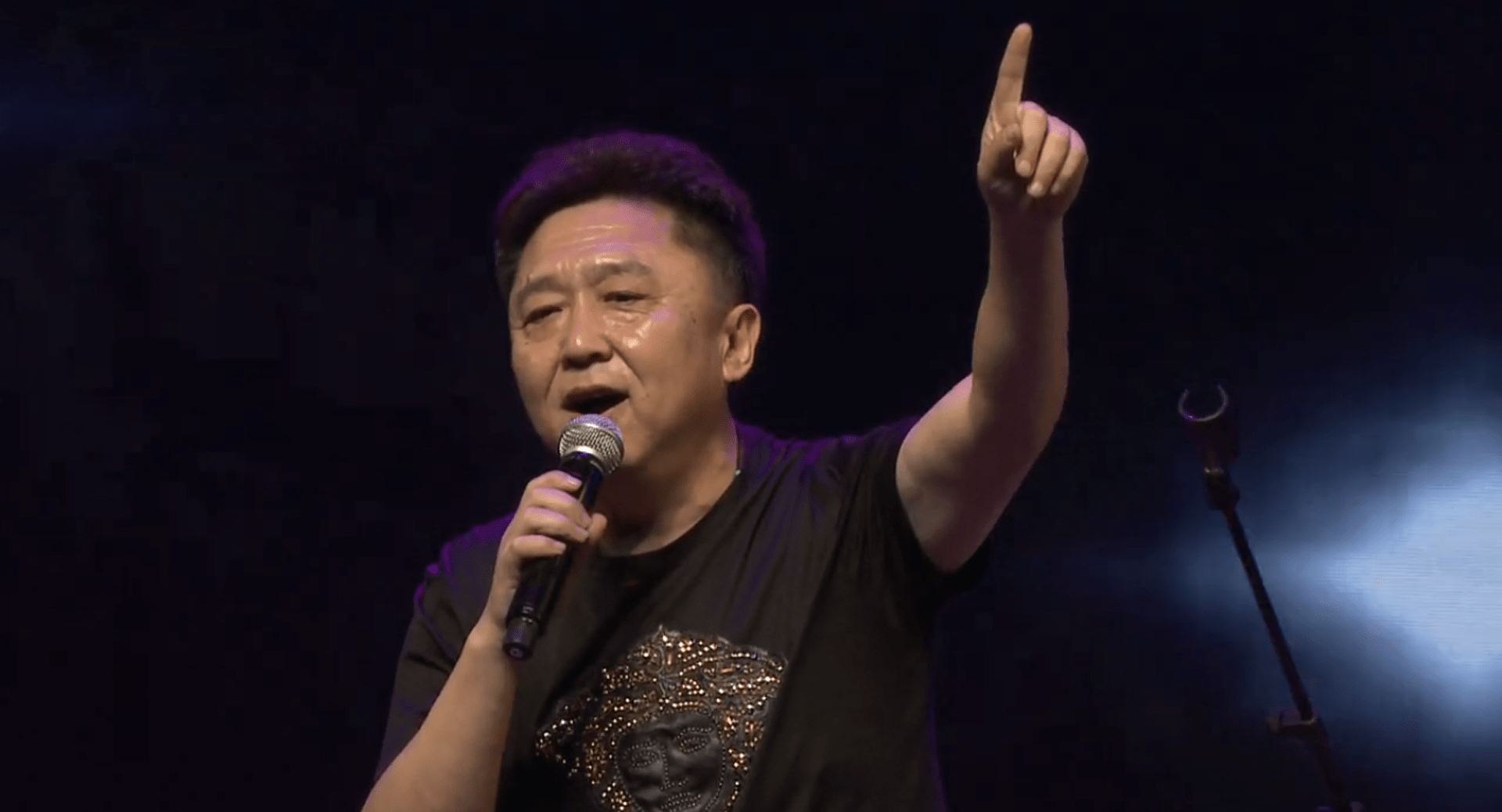 喝酒有度,再也不会耽误演出,没事还演个电影电视剧,还有他的马场可以