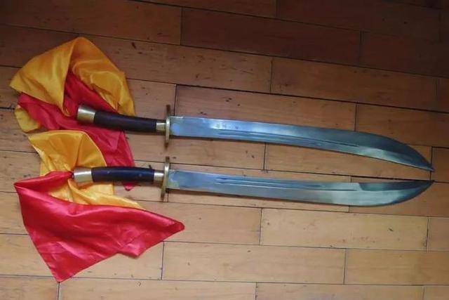 武松的双戒刀放在《三侠五义》,属于什么水平?能否与展昭一战?