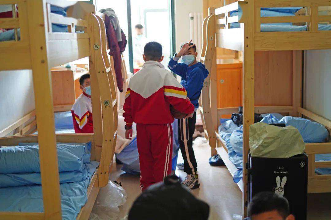 74学生们回宿舍整理物品74在食堂有序用餐今日返校结束后,学校将