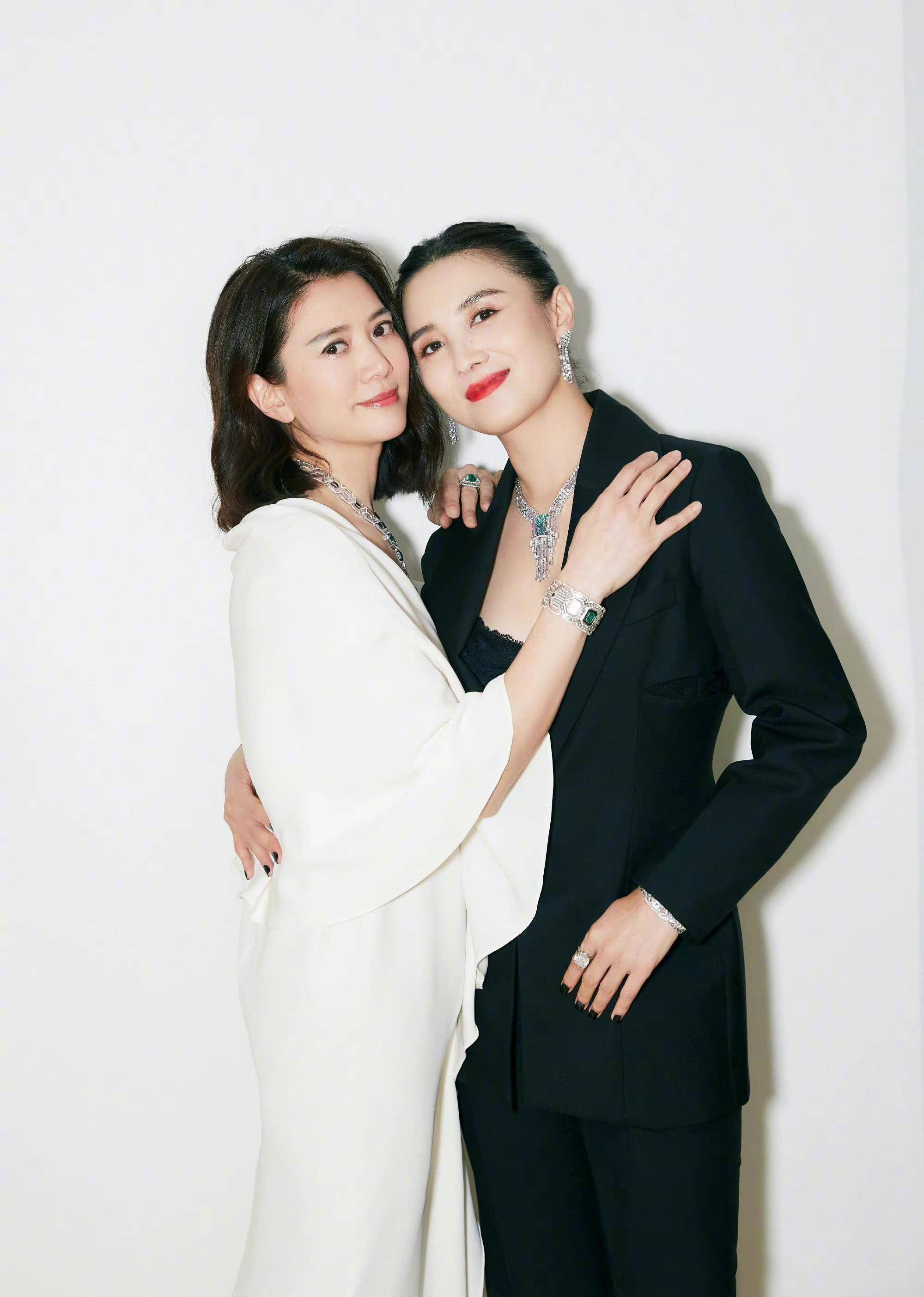 宋佳不愧是最会穿衣的女明星,穿黑色西服配时尚t恤,干练时尚_演技