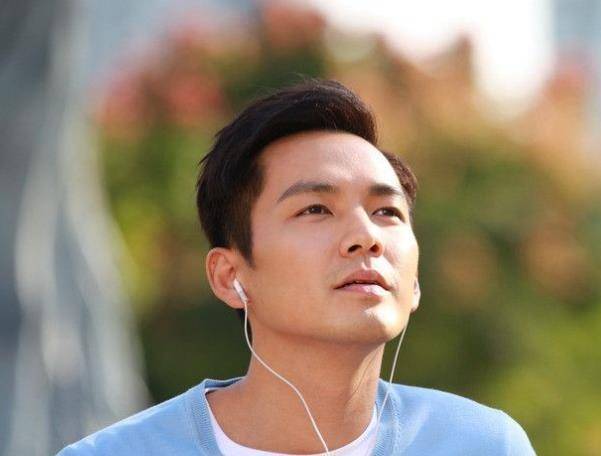 钟汉良"19岁旧照"被疯传,看清他的真实颜值,整没正容一目了然_变化