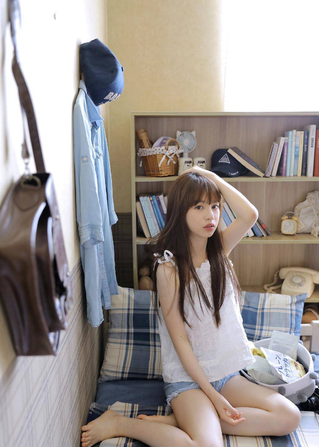 宅家外出两相宜,小美女的这样的穿搭设计,真的是太有才了!