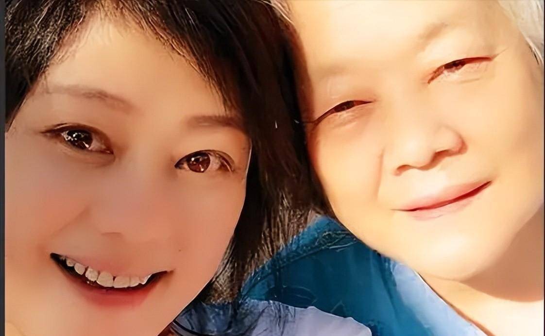 分手14年了与高大林分手后,何静只能复出,她还需要赚钱养活自己,照顾