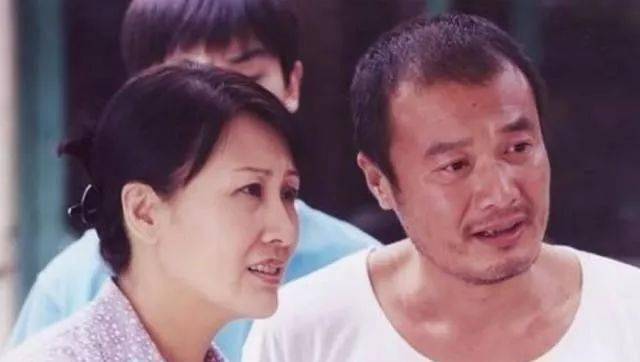 孙松的妻子侯继林是空政话剧团演员,曾出演《王保长新篇》,《空中小姐