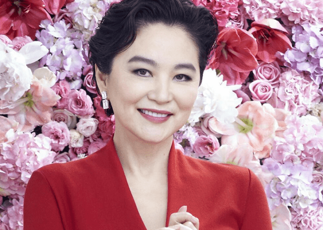 林青霞授予名誉博士学位,与100岁杨振宁齐名,网友:老杨同意?