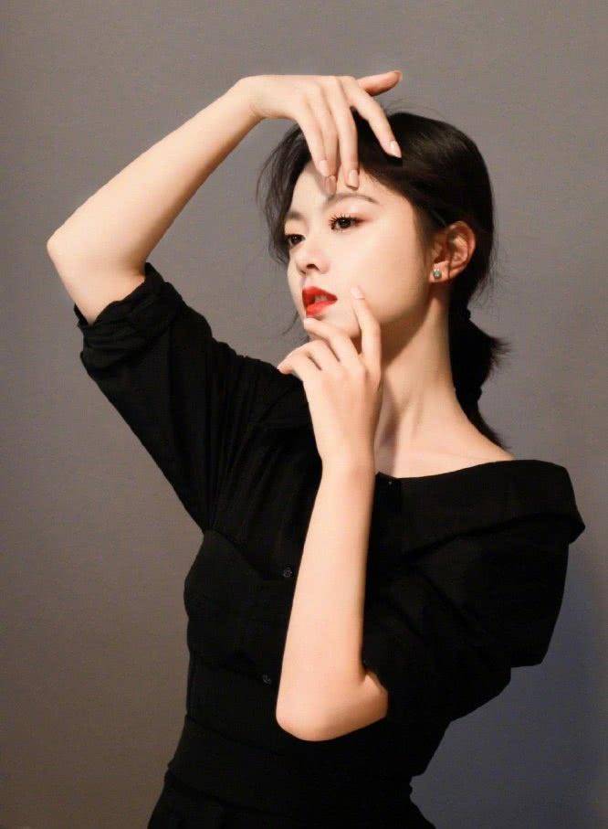 赵今麦双手挡脸拍照,我却被她的手指甲吸引,这美甲款式真绝了_女生