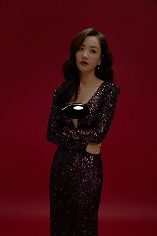 杨蓉大秀性感,大v领礼服太耀眼,身材太好了吧_的设计_气质_魅力