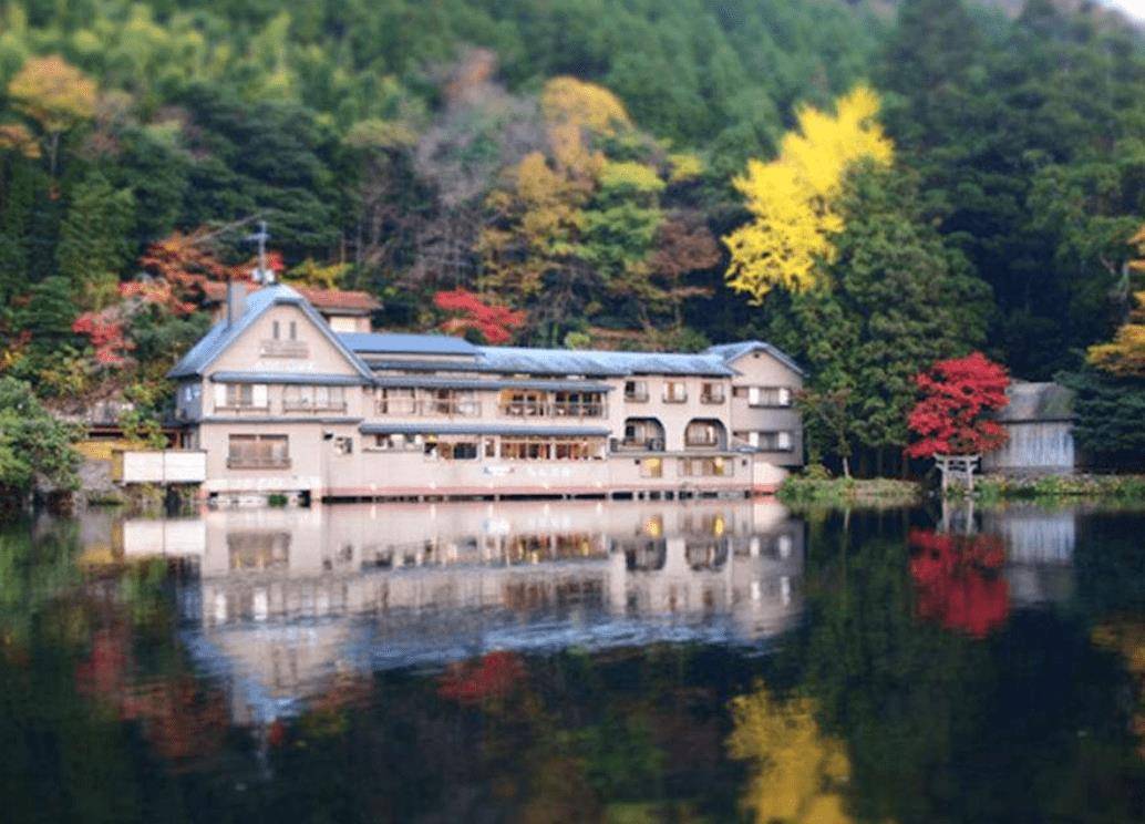 日本最“神奇”的湖，一半似温泉，一半却很清凉，四周风景美如画