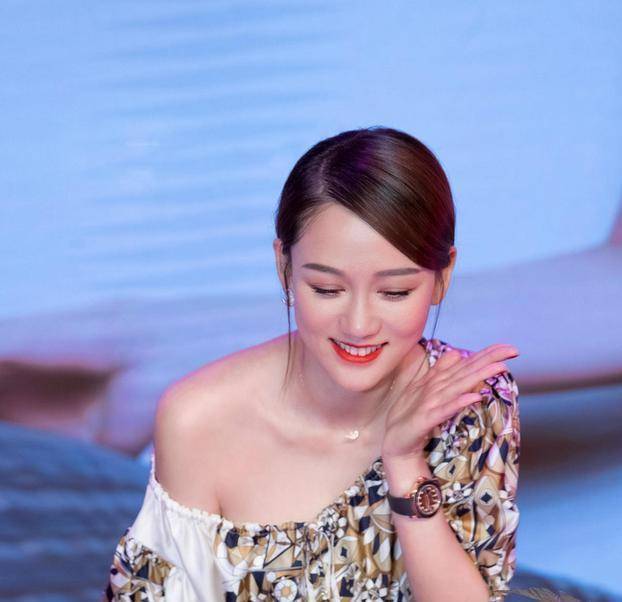 妆发要和谐▼陈乔恩的妆发偏韩式,深棕色优雅知性,斜刘海遮住一点