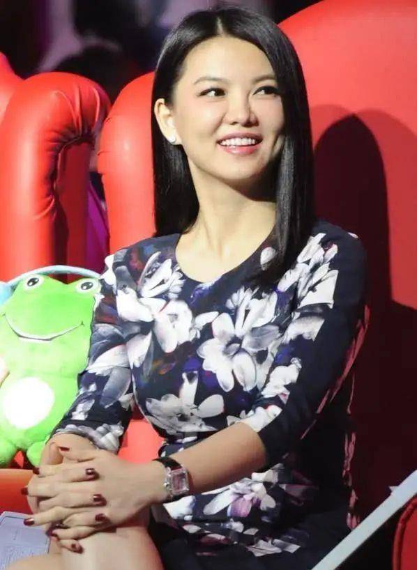 李湘一副旺夫相,穿红色连衣裙好富态,没修图大圆脸更真实!