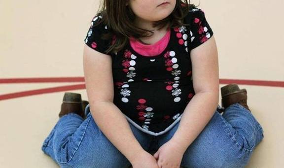 章女士的女儿今年13岁,念初中,前不久女儿会学校返校,本来高高兴兴去