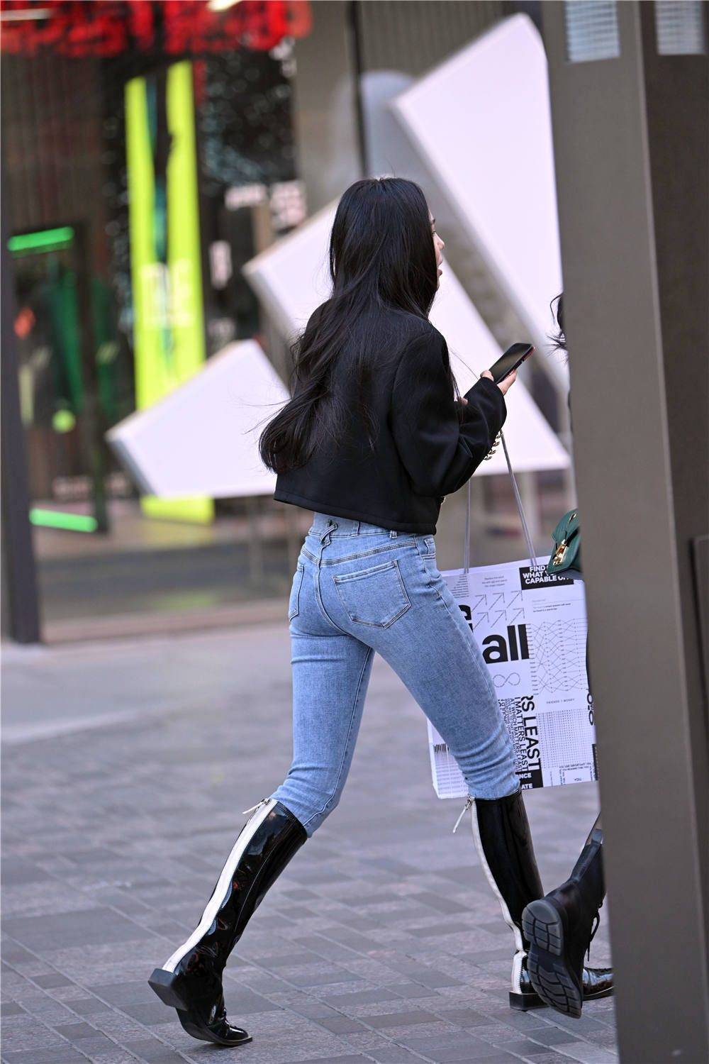 紧身牛仔裤搭配长靴,选择高跟款式,更好衬托身材高挑_黑色_美女_效果