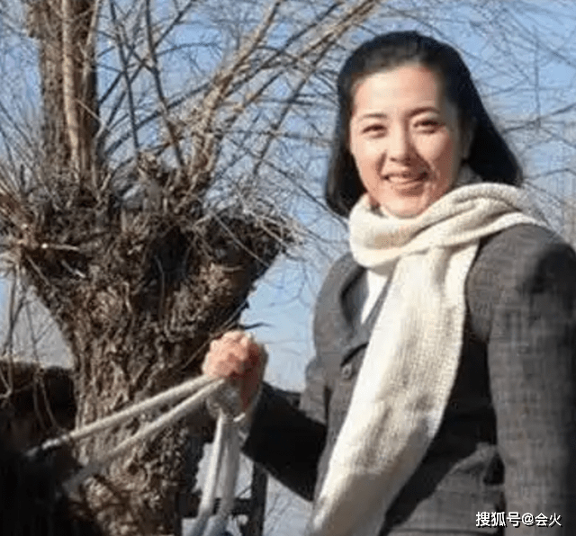 曾黎現身機場身體引擔憂!走路一瘸一拐很緩慢 4 efca3485488448b5a0c7267fdb7d8f2e