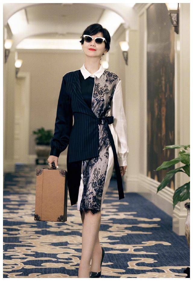 64岁也要保持时尚,连衣裙,高跟鞋不能少,学赵雅芝穿搭优雅到老_女性