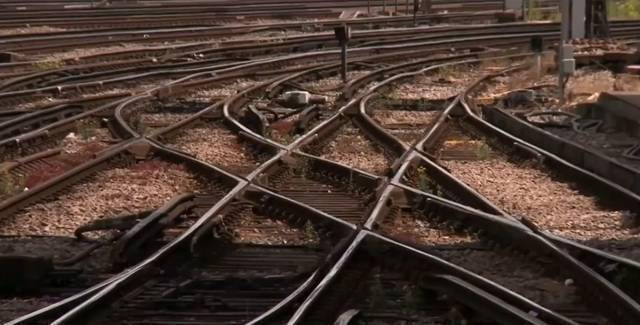 高铁的轨道纵横交错,站台也非常之多,驾驶员难道不怕走错道吗?