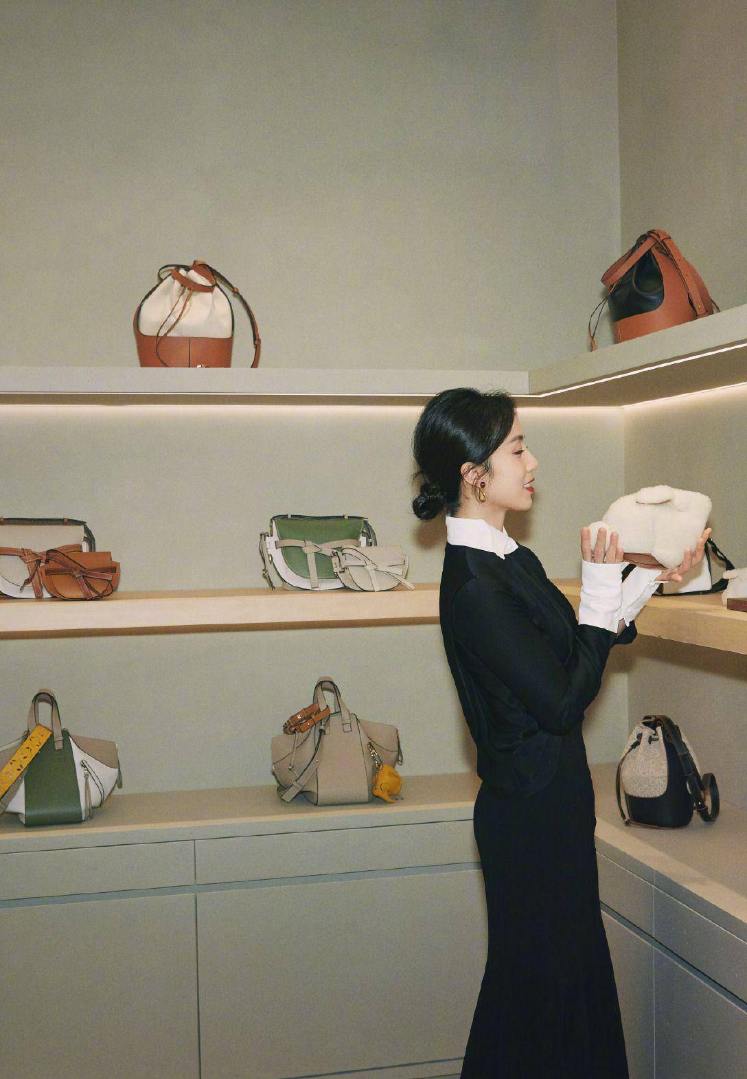 黄磊老婆孙莉真会穿,毛衫搭配牛仔裤简约时尚,知性优雅有气质_女人_好