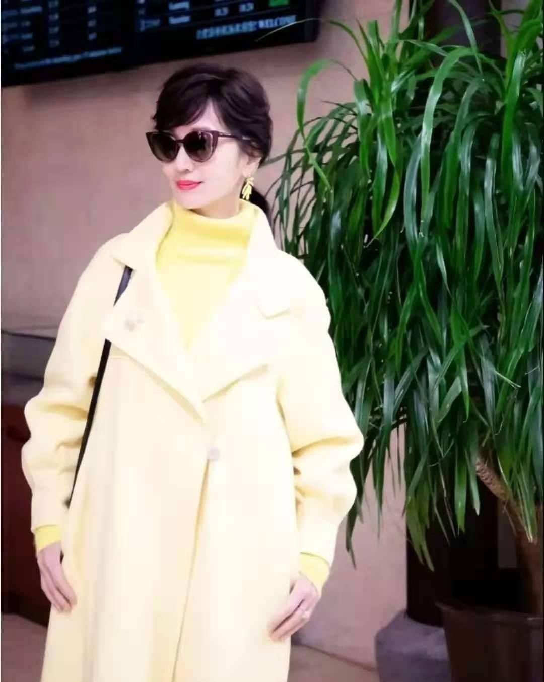 68岁的赵雅芝真会减龄穿搭,皮毛一体外套 紧身裤,看着顶多35岁_大衣