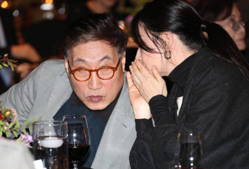 李英爱携老公罕见露面,夫妻俩交头接耳尽显恩爱,51岁状态超好_豪泳