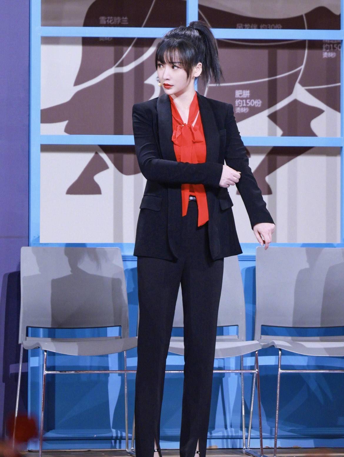 "柳岩"终于换风格,卫衣配牛仔裤走机场,超减龄_造型_连衣裙_黑色