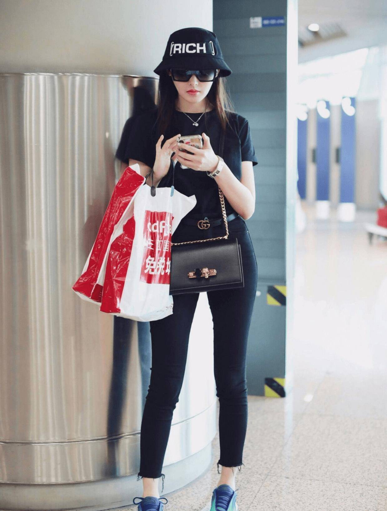 梅婷减肥成功后穿衣好自信,普通黑t恤配牛仔裤,都穿出了国际范_t恤