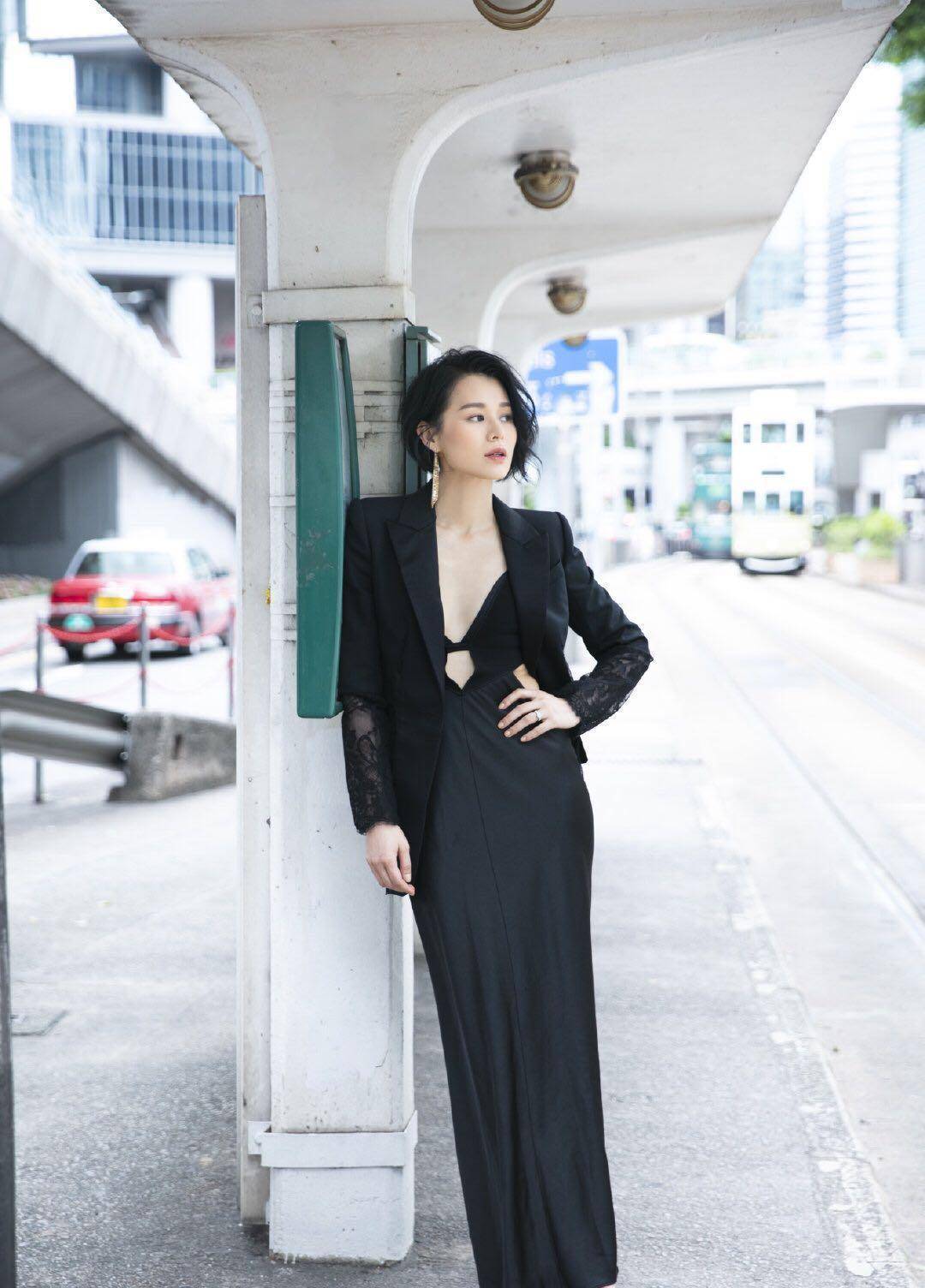 今天穿什么,安利胡杏儿的穿搭,这三身你喜欢哪一个?_黑色_色调_的设计