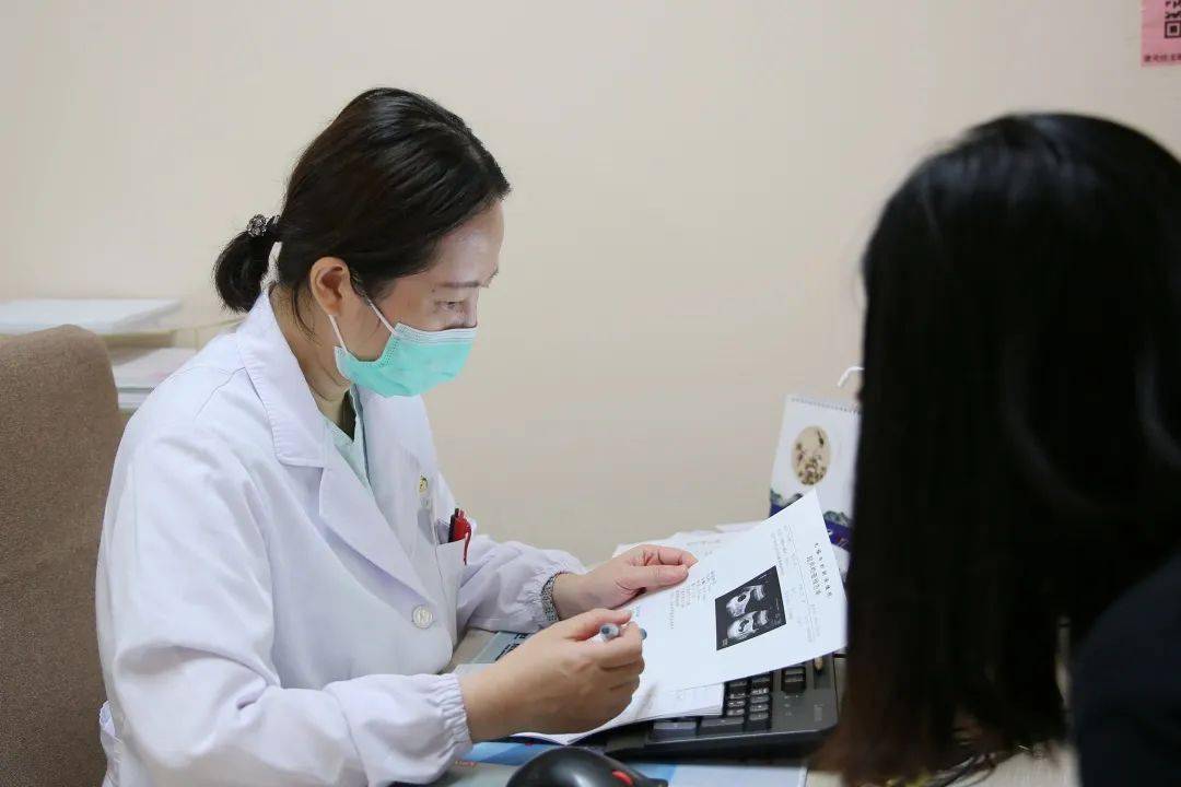 每次b超都显示她有卵巢囊肿.